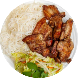 Reisnudelschale mit gegrilltem Schweinefleisch und Hackfleisch